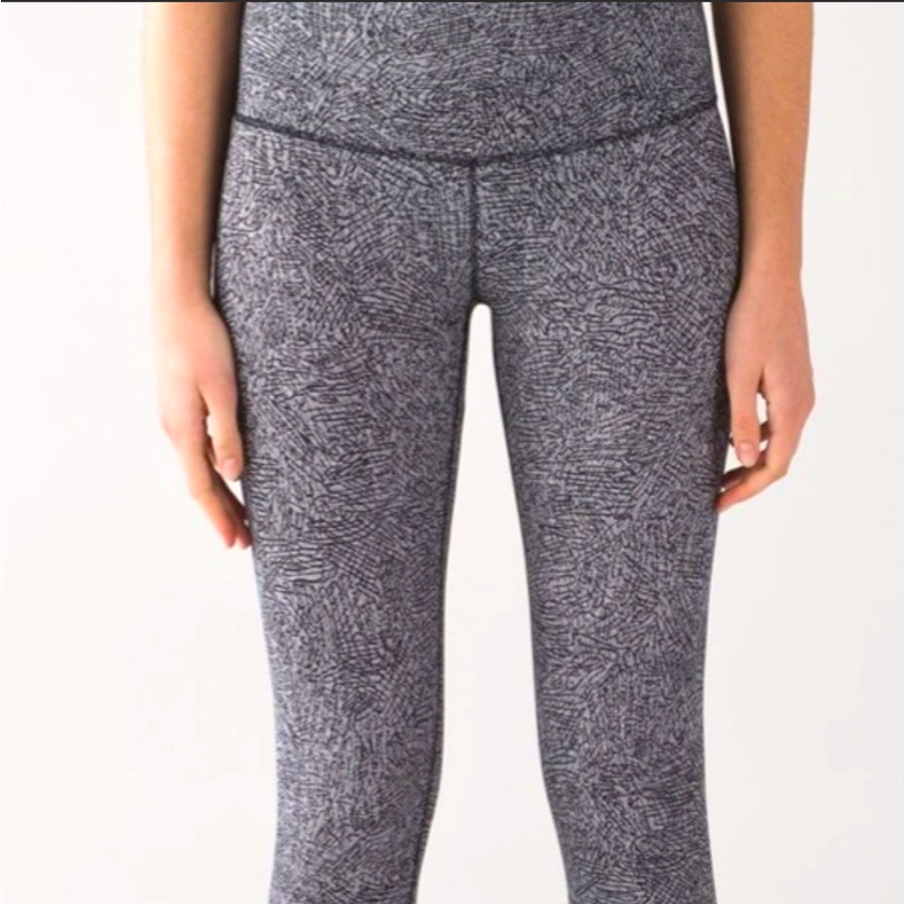Lululemon Four Way Stretch EUC black and white leggings